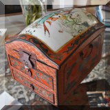 D20. Decorative box with Chinese porcelain top. 